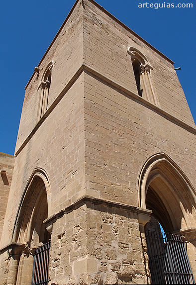 Colegiata de Berbegal: torre campanario adosada en el costado sur