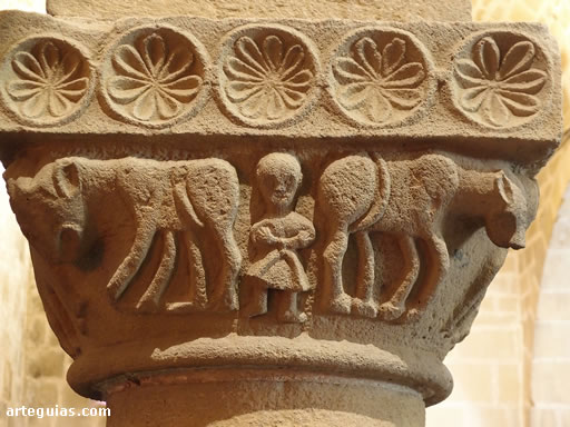 Capitel de un hombre entre dos animales que por la disposici&oacute;n  de la cola parecen leones, aunque su aspecto fifiere mucho del real