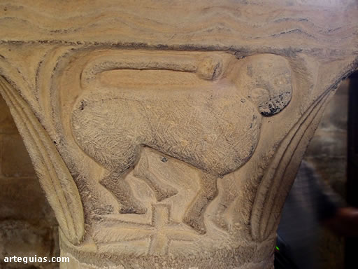 Capitel que muestra probablemente un le&oacute;n pisando una cruz. N&aacute;rtez del  templo de San Pedro de Teverga, Asturias