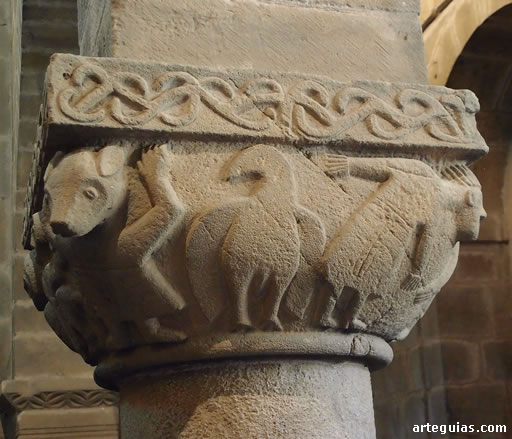 En la esquina izquierda del capitel  aparece un hombre con cabeza de oso