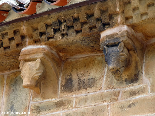 Canecillos con cabeza de animales