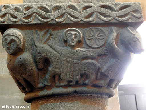 Capitel rom&aacute;nico de la colegiata de Teverga en el espacio de la iglesia, no del n&aacute;rtex