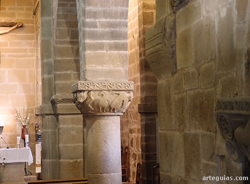 Naves de la iglesia con columnas de separaci&oacute;n