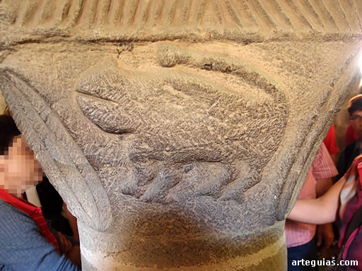 Capitel de aspecto muy rudo y de tem&aacute;tica zoomorfa en el n&aacute;rtex