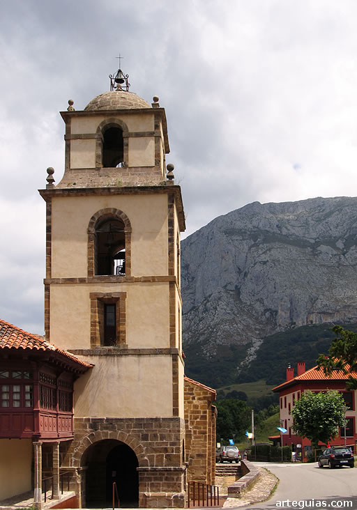 Torre moderna que no desentona demasiado con el resto del edificio. Se construy&oacute; como torre-p&oacute;rtico  adosada a la fachada occidental