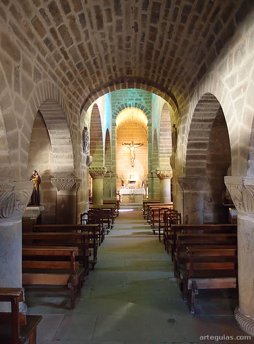 En primer plano, el n&aacute;rtex del templo que es m&aacute;s bajo en latura que el resto de la iglesia. Pudiera haber tenido funciones funerarias