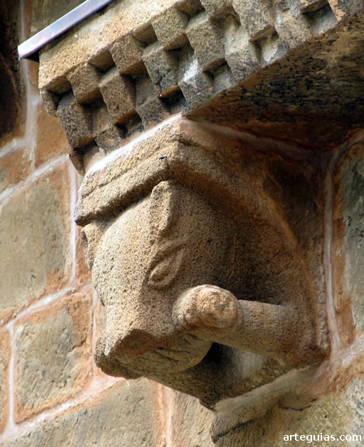 Canecillo probablemente  que representa a un oso