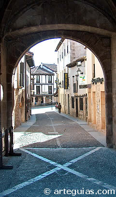 Calle de Covarrubias desde el arco del Archivo del Adelantamiento de Castilla