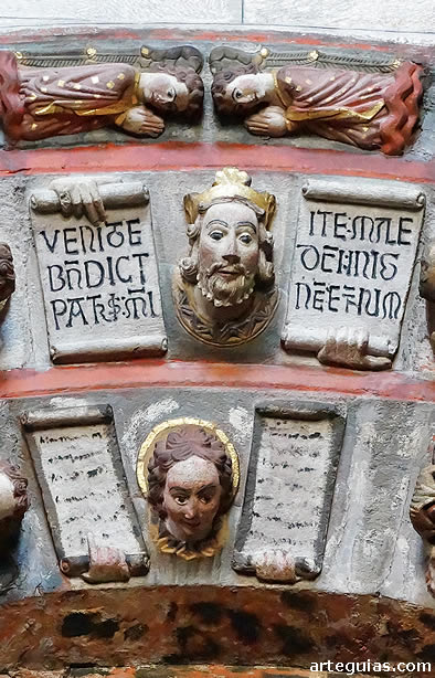 Cristo con filacterias indicando la searaci&oacute;n de bienaventurados y condenados