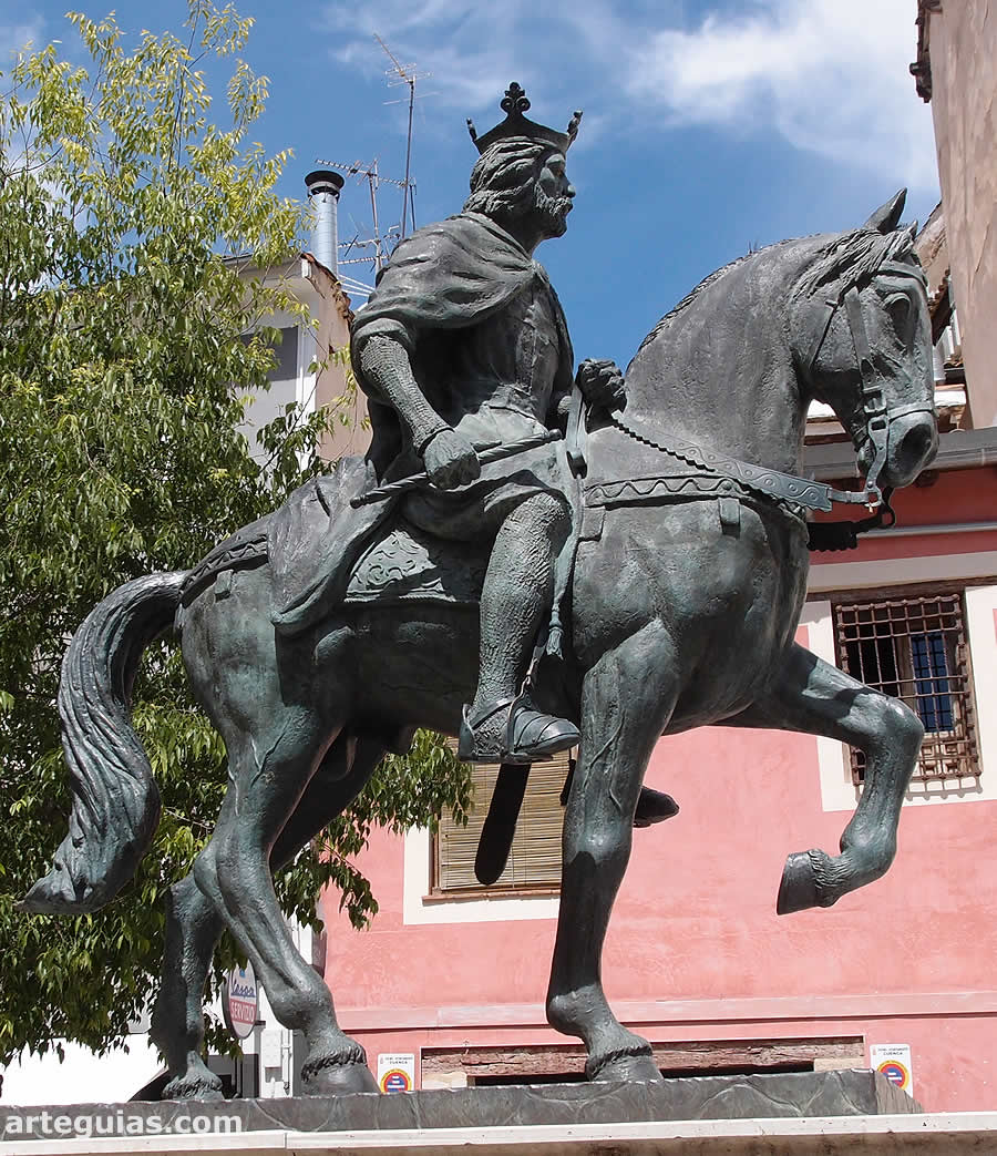 Estatua de Alfonso VIII de Castilla, reconquistador de Cuenca