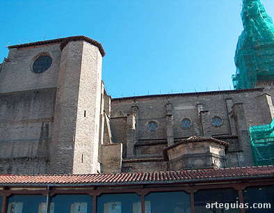 Exterior con aspecto de fortaleza de la catedral medieval