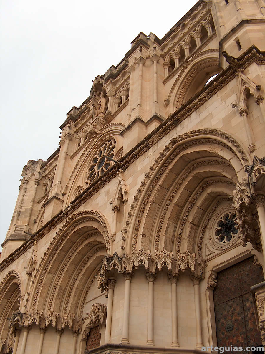 Fachada contempor&aacute;nea de Lamp&eacute;rez