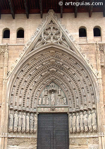 Monumental puerta de la catedral de Huesca