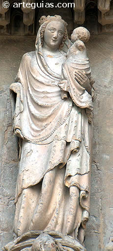 Virgen g&oacute;tica en el t&iacute;mpano de la puerta principal