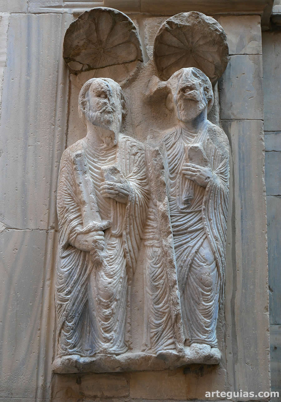 Relieves rom&aacute;nicos de San Pablo y Santiago en la iglesia de San Juan el Viejo
