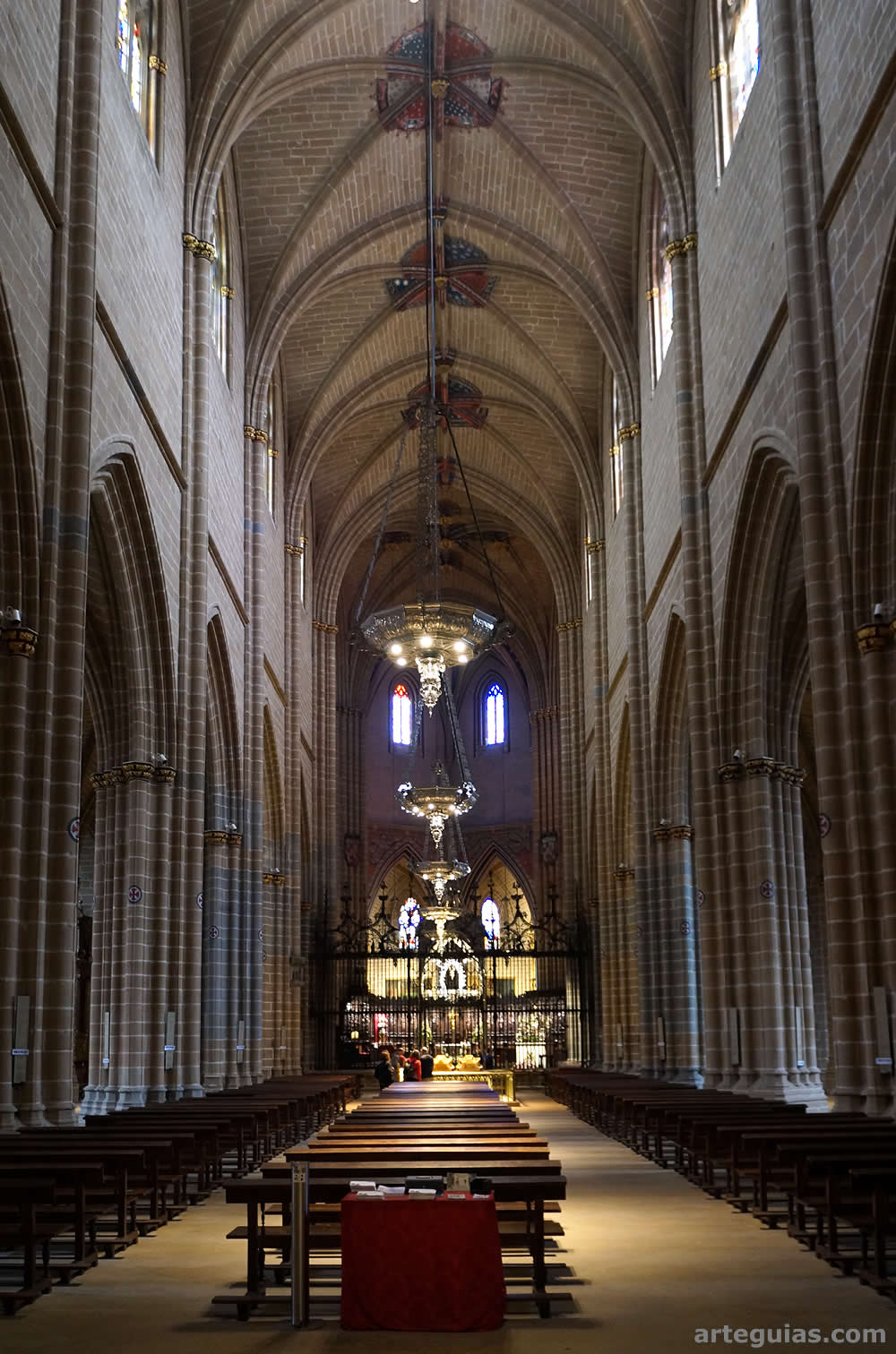 Interior de la nave central de la catedral de Pamplona
