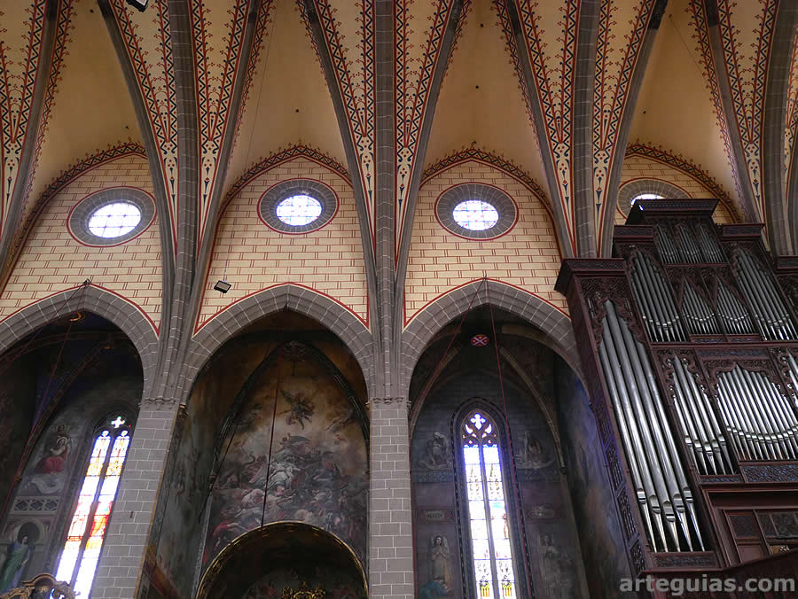 Interior catedralicio con los peque&ntilde;os &oacute;culos del claristorio