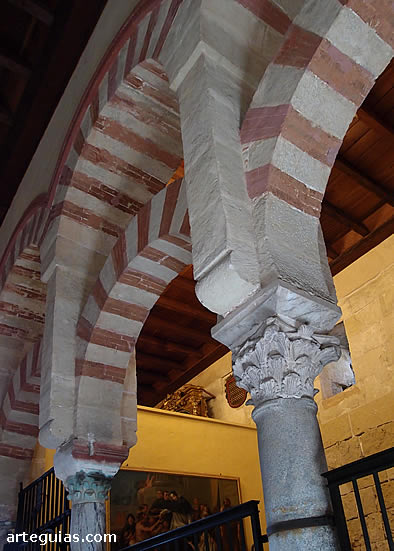 Dos niveles de arcos superpuestos en el tramo de Abderram&aacute;n I