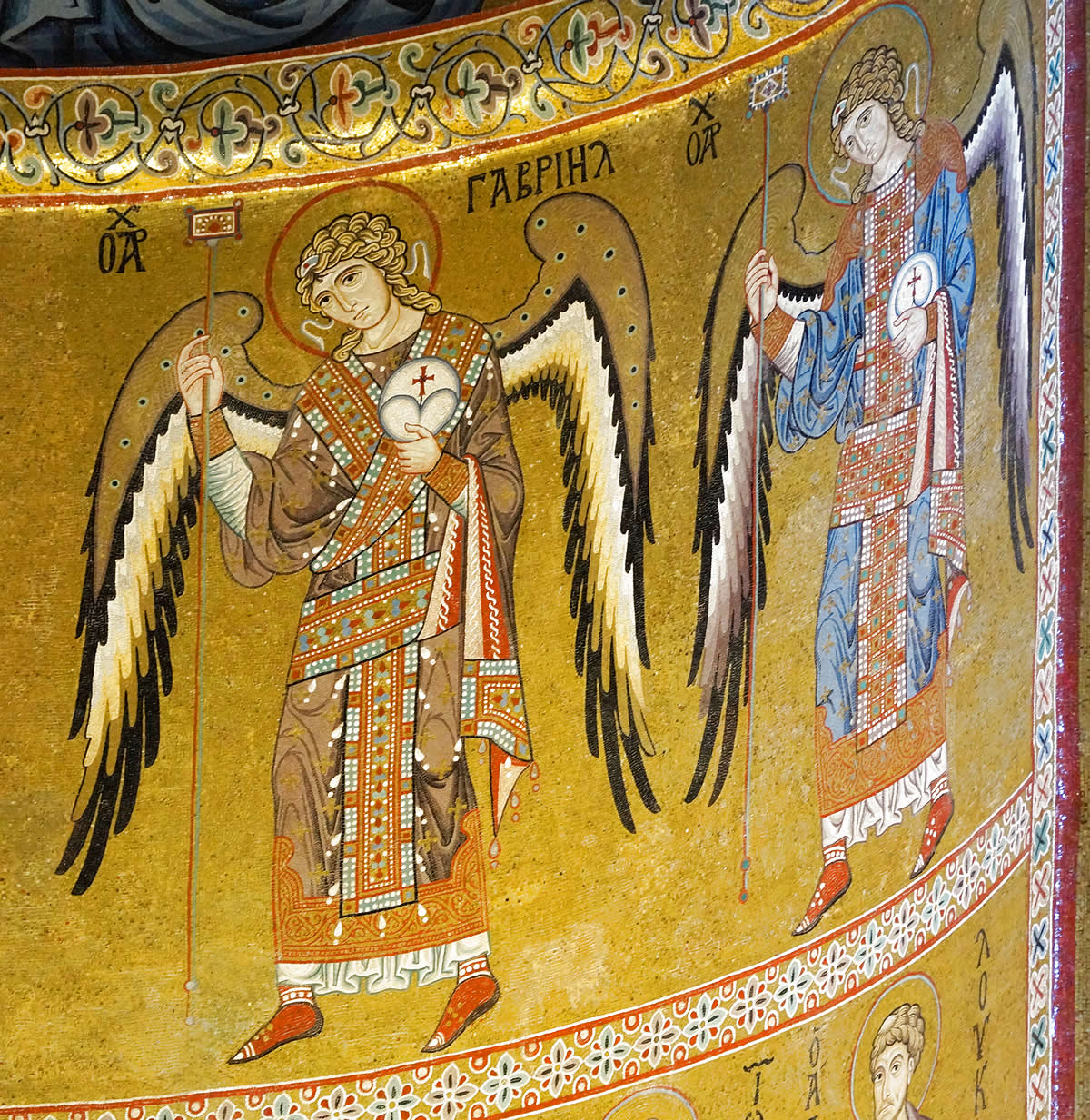 Mosaico con dos arc&aacute;ngeles vestidos con lorus