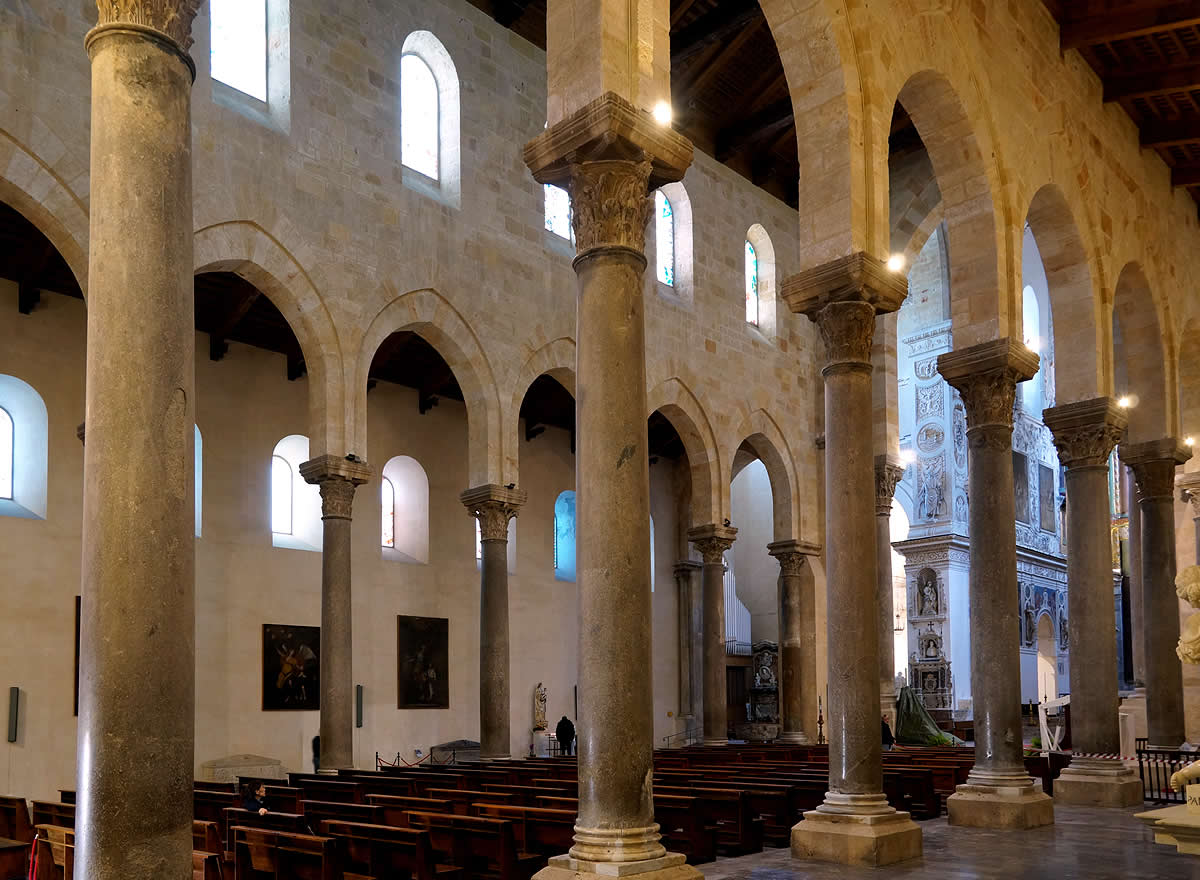 Naves con arquer&iacute;as de arcos apuntados sobre columnas