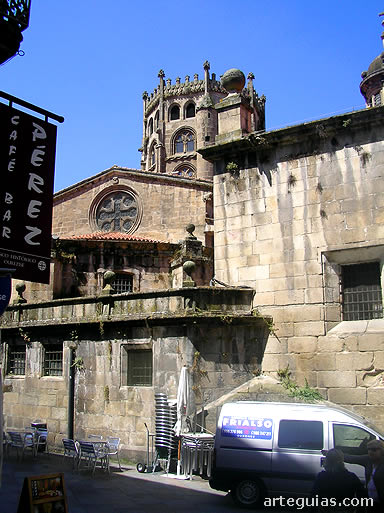 Los edificios del casco antiguo de Orense agobian la vista de la catedral