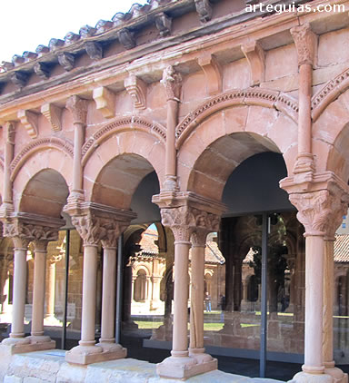 Arquer&iacute;a de la panda oriental del claustro