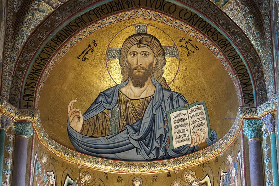 Cristo Pantocrator en un mosaico de est&eacute;tica e iconograf&iacute;a bizantinas