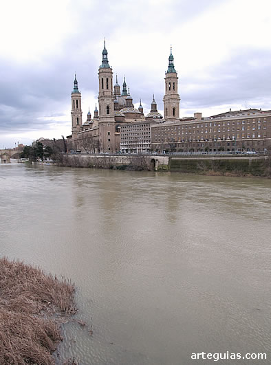 La Bas&iacute;lica del Pilar ha eclipsado siempre a la Seo de Zaragoza