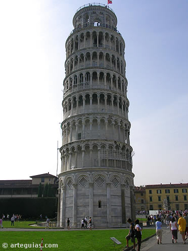 El famoso campanile o "Torre inclinada de Pisa"