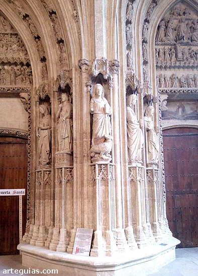 Jambas y estatuas entre la puerta de la Virgen y la del Juicio. Fachada oeste de la catedral