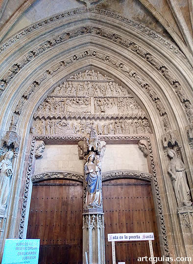 Puerta principal del muro oeste dedicada a la Natividad y Glorificaci&oacute;n de la Virgen Mar&iacute;a