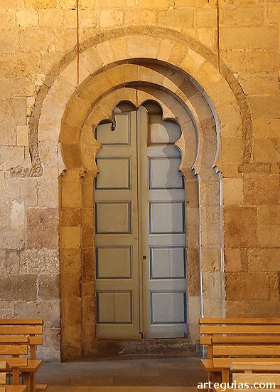 Puerta con arcos de herradura y polilobulado