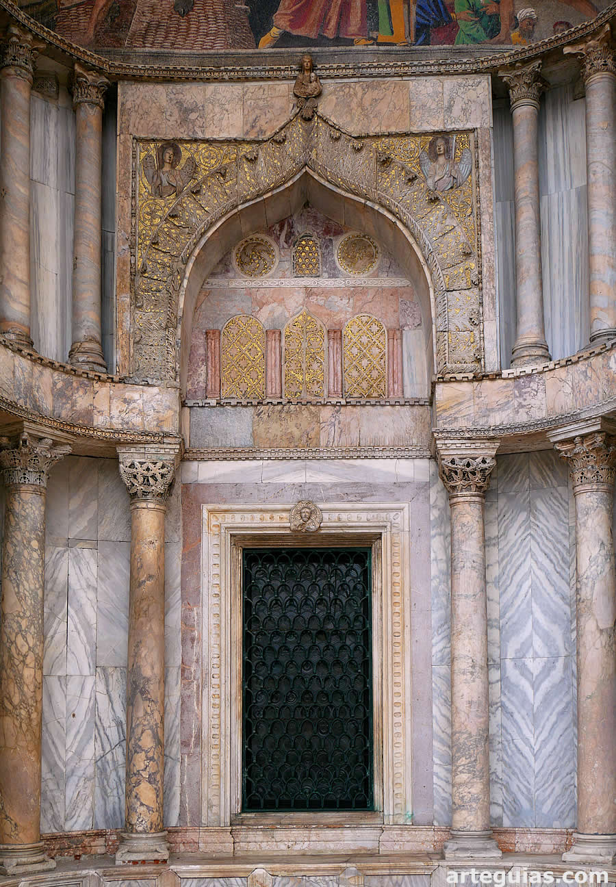 Decoración oriental en la fachada de San Marcos de Venecia