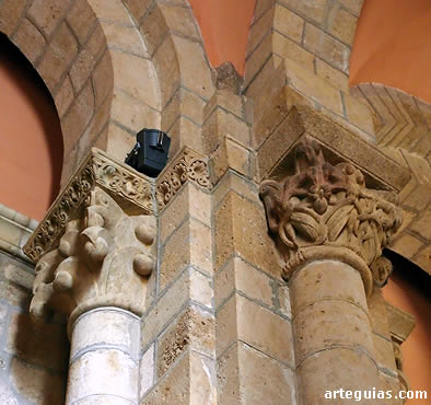 Pilares y columnas en el interior de la iglesia de la Colegiata