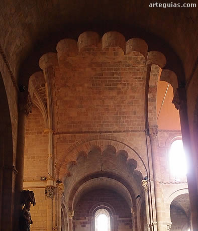 Brazos del transepto con sus c&eacute;lebres arco polilobulados de ocho l&oacute;bulos