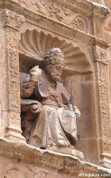 Escultura de San Pedro en la fachada