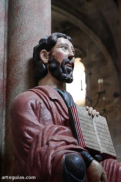 Estatua de Santiago en el parteluz del P&oacute;rtico del Para&iacute;so. Catedral de Ourense