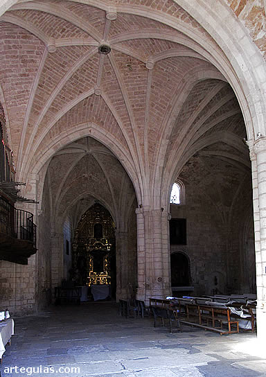 Interior g&oacute;tico de la iglesia de Santo Tom&aacute;s de Covarrubias