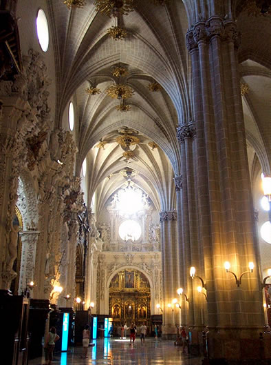 Seo de Zaragoza: interior de las naves g&oacute;ticas