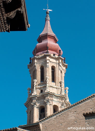 Peculiar torre campanario de la Seo de Zaragoza