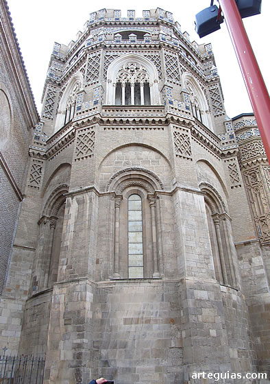 Seo de Zaragoza: exterior de la capilla principal