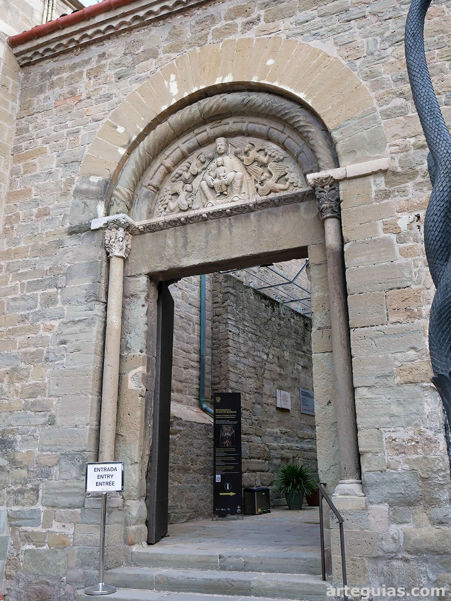 Puerta rom&aacute;nica de acceso al claustro