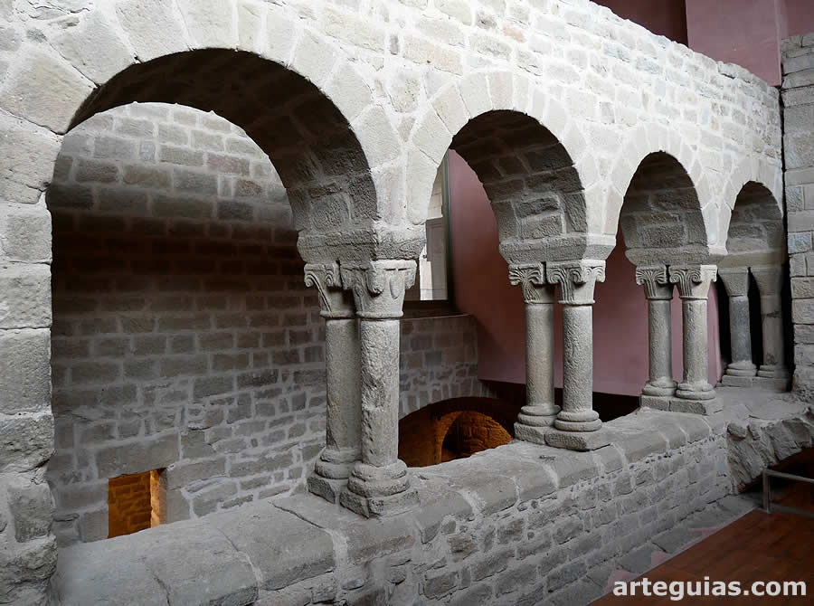 Claustro a galer&iacute;a rom&aacute;nica