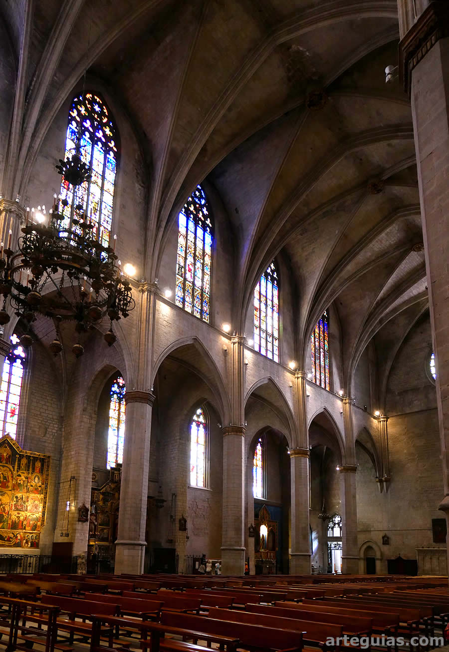 Naves con arcos y b&oacute;vedas de la Seu de Manresa