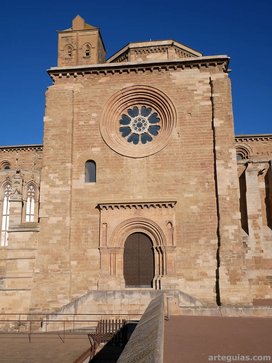 Fachada del brazo sur del transepto con la Puerta de la Anunciata