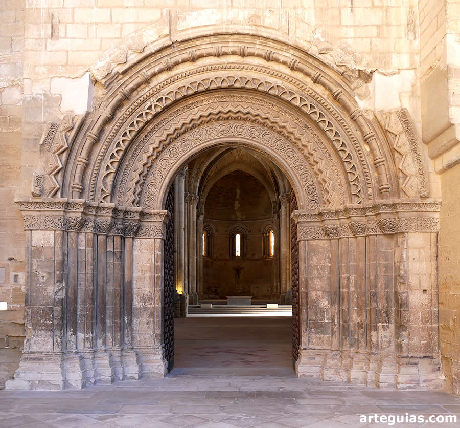 Puerta central del imafronte