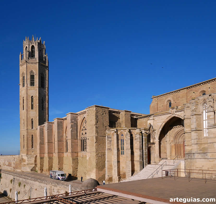 La Seu Vella de Lleida desde el sur con el claustro y el campanario al fondo