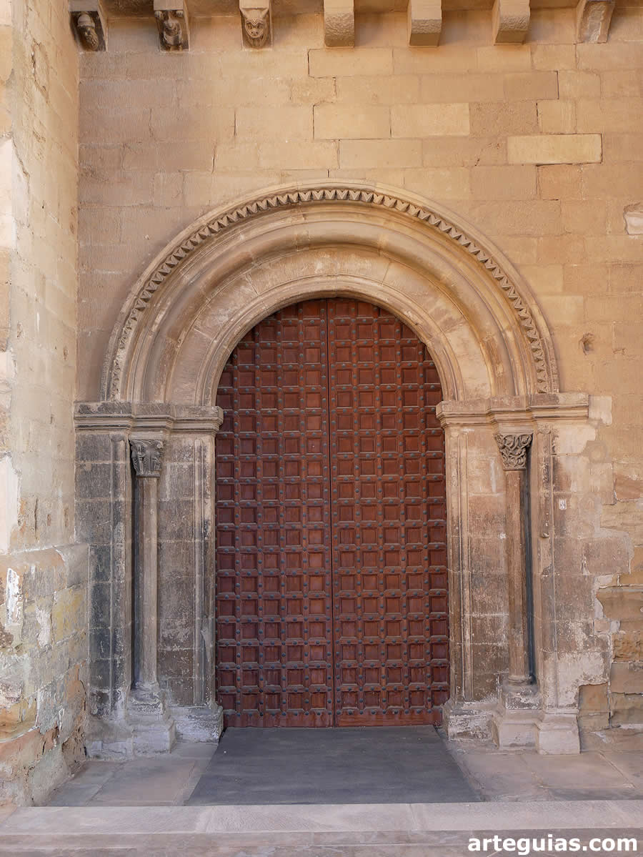 Una de las puertas laterales del imafronte