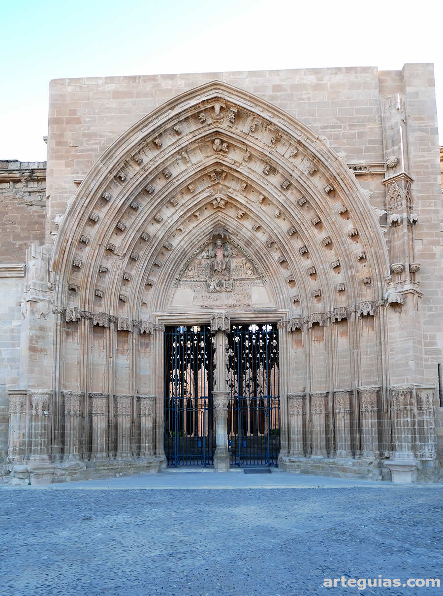 La Puerta de los Ap&oacute;stoles