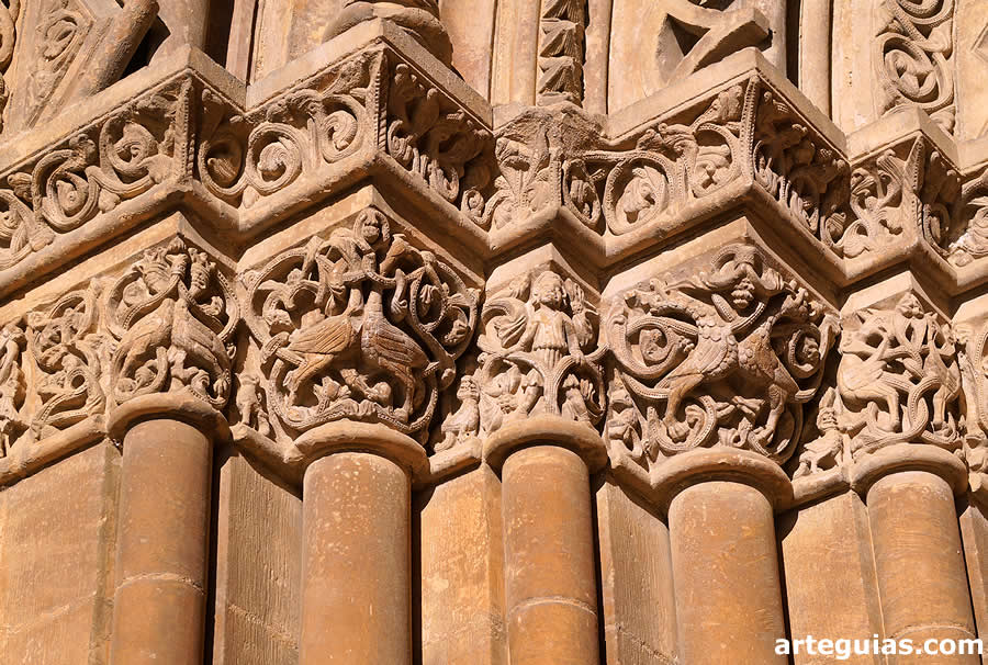 Capiteles de tem&aacute;tica zoomorfa de la Puerta dels Fillols